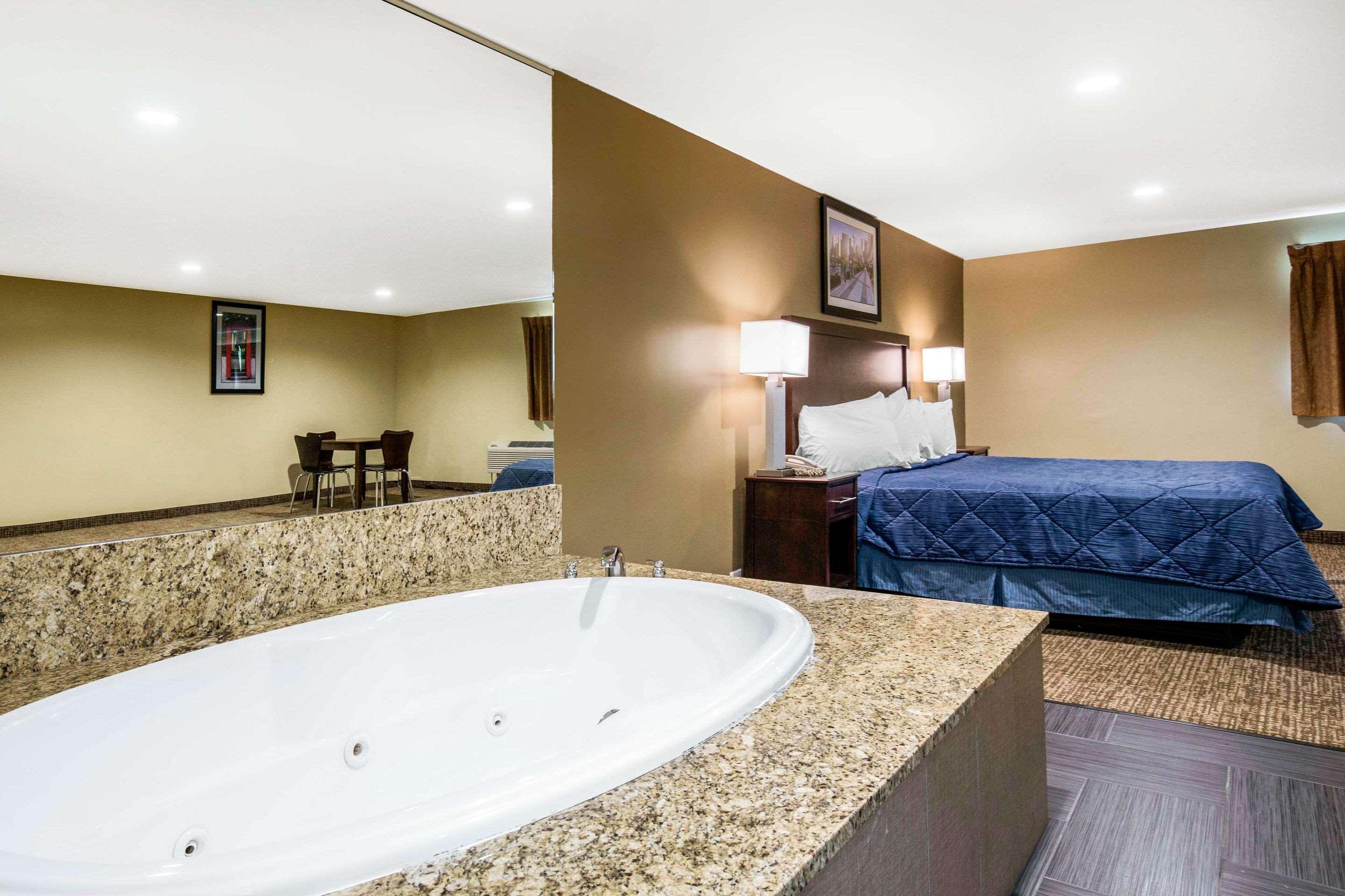Rodeway - La Grange Inn