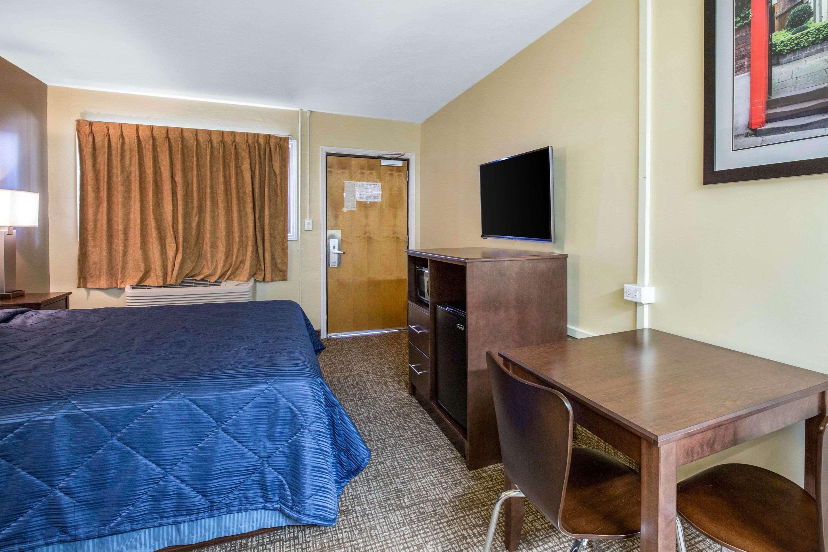 Rodeway - La Grange Inn Lyons